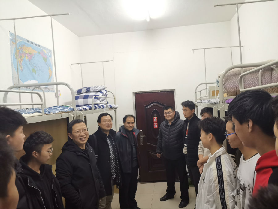 学院领导陪同张木副书记走访宿舍2.jpg